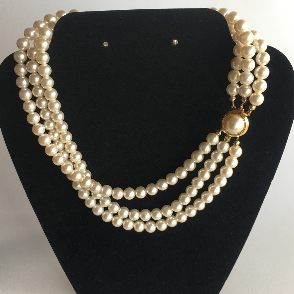 Cream colored faux pearl necklace